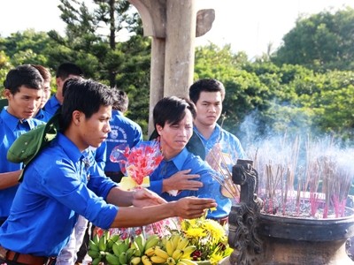 Kulturaustausch der Studenten und Geschichtszeugen in Quang Tri - ảnh 1