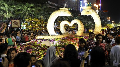 Mehr Touristen kommen nach Ho Chi Minh Stadt zum Tetfest - ảnh 1