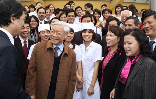 KPV-Generalsekretär Nguyen Phu Trong besucht Krebs- und Kinderkrankenhaus - ảnh 1