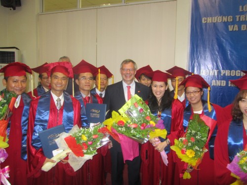 Abschluss des ersten Tourismus-Masterstudiengangs der FH Krems an der Uni Hue - ảnh 1
