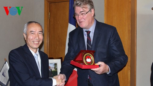 Delegation der Vaterländischen Front Vietnams besucht Frankreich - ảnh 1
