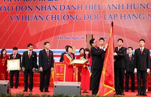 Premierminister Nguyen Tan Dung überreicht Titel „Held der Arbeit“ an VietinBank - ảnh 1