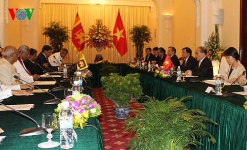 Parlamentspräsident Nguyen Sinh Hung trifft Sri Lankas Parlamentspräsident Rajapaksa - ảnh 1