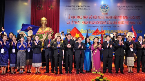 Freundschaftstreffen der Jugendlichen Vietnams und Laos eröffnet - ảnh 1