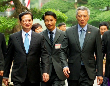 Premierminister Vietnams und Singapurs beraten Zusammenarbeit beider Länder und mit ASEAN - ảnh 1