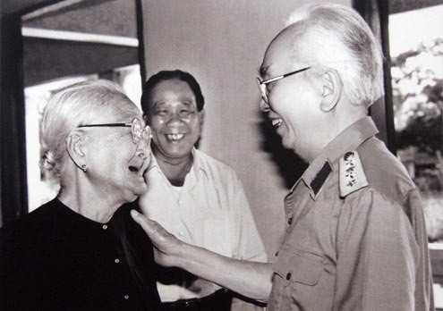 Das Leben des Generals Vo Nguyen Giap durch Fotos - ảnh 36