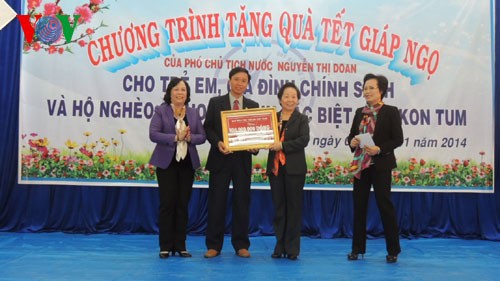 Vizestaatspräsidentin Nguyen Thi Doan überreicht Geschenke an Kinder und verdienstvolle Familien - ảnh 1