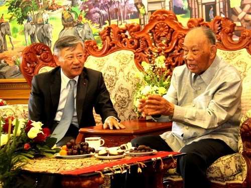 Vietnamesische Politiker beglückwünschen Khamtay Siphandone zum 90. Geburtstag - ảnh 1