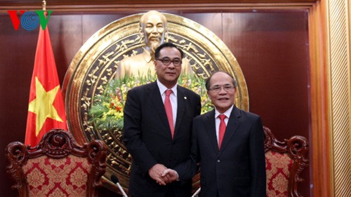 Parlamentspräsident Nguyen Sinh Hung empfängt Südkoreas Politiker Lee Woo Hyun - ảnh 1
