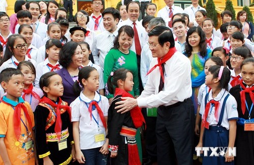 Staatspräsident empfängt Kinder mit guten Leistungen aus schwierigen Verhältnissen  - ảnh 1