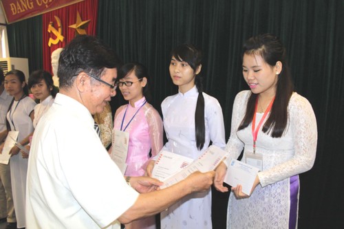 Hessisches Ministerium für Wissenschaft und Kunst überreicht Stipendien an Studenten in Thai Nguyen - ảnh 1