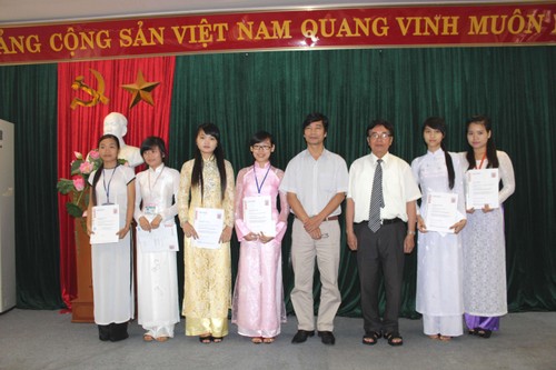 Hessisches Ministerium für Wissenschaft und Kunst überreicht Stipendien an Studenten in Thai Nguyen - ảnh 2