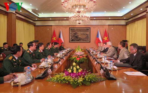 Kooperation in Verteidigung zwischen Vietnam und Tschechien verstärken - ảnh 1