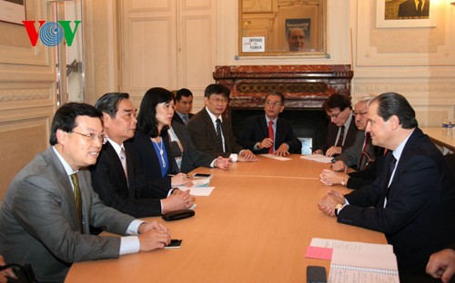 Vertreter des Sekretariats der KPV Le Hong Anh besuchen Frankreich - ảnh 1