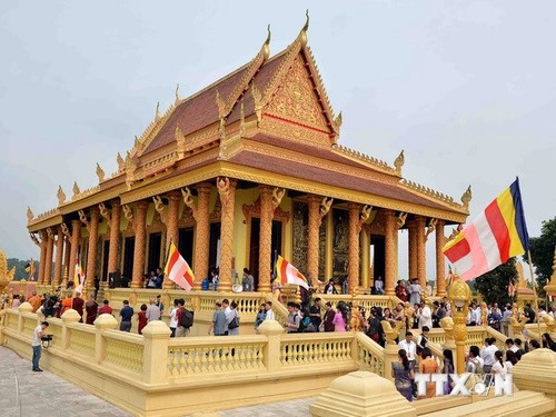 Buddhistische Zeremonie Kathina im Kultur- und Tourismusdorf aller vietnamesischen Völker - ảnh 1