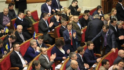 Ukraine bildet Regierungskoalition und wählt neuen Parlamentspräsidenten - ảnh 1