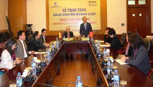 WUS überreicht Fachbücher an Rechtshochschule Hanoi - ảnh 1