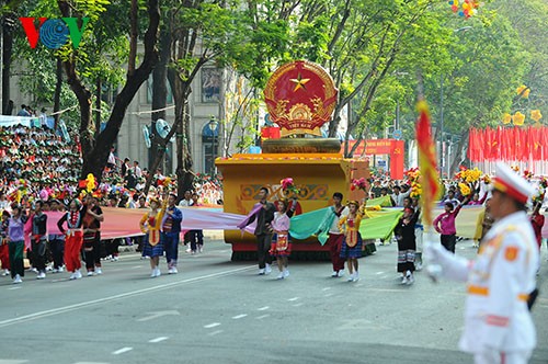 Treffen, Parade und Marsch zum 40. Befreiungstag Südvietnams und zur Vereinigung des Landes - ảnh 1