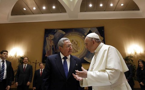 Papst Franziskus I empfängt Kubas Staatspräsident Raul Castro - ảnh 1