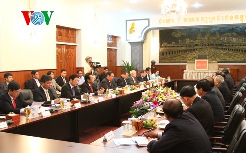 Kambodschas Spitzenpolitiker empfangen Delegation der KPV - ảnh 1