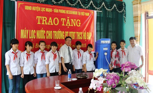 WUS schenkt Wasserfilteranlagen an entlegene Gebiete Vietnams - ảnh 1