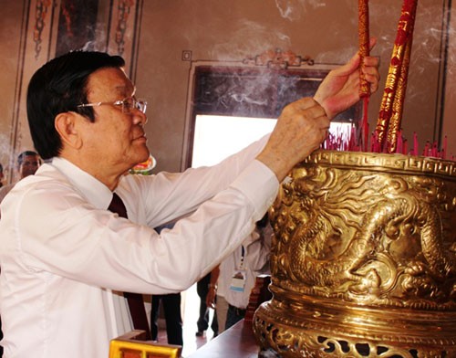 Staatspräsident Truong Tan Sang zündet Räucherstäbchen für Nguyen Huu Tho in Long An an - ảnh 1