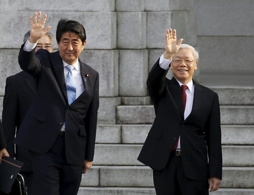 KPV-Generalsekretär und Japans Premierminister sprechen über Vietnam-Japan-Beziehungen - ảnh 1