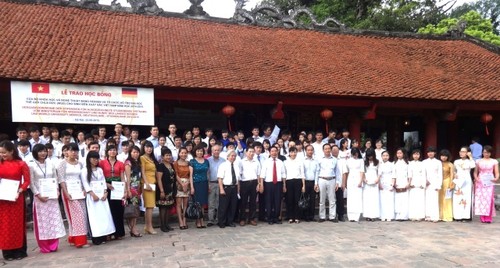 Übergabe der Stipendien von Hessen an ausgezeichnete vietnamesische Studenten - ảnh 2