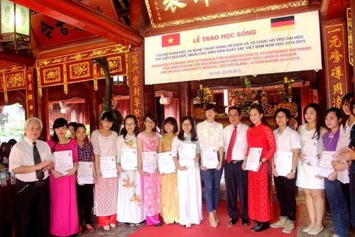 Übergabe der Stipendien von Hessen an ausgezeichnete vietnamesische Studenten - ảnh 1
