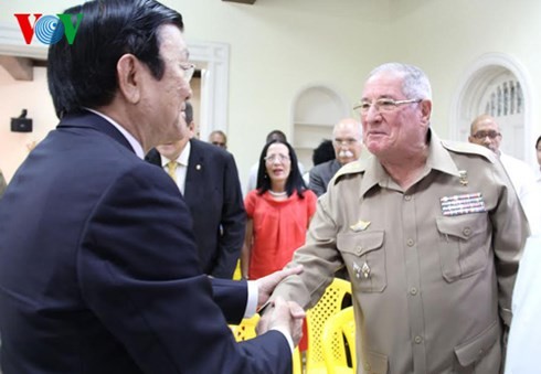 Staatspräsident trifft Vietnamesen in Kuba und frühere kubanische Experten für Vietnam - ảnh 1