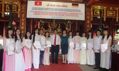 Übergabe von Hessen-Stipendien an 208 vietnamesische Studenten - ảnh 1
