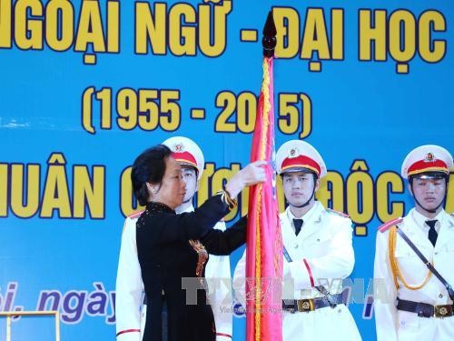 Vizestaatspräsidentin Nguyen Thi Doan nimmt an Gründungsfeier der Hochschule für Fremdsprachen teil - ảnh 1