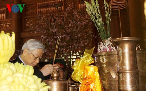 KPV-Generalsekretär Nguyen Phu Trong zündet Räucherstäbchen für Präsident Ho Chi Minh an - ảnh 1