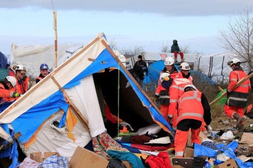 Frankreich räumt illegales Flüchtlingslager in Calais - ảnh 1