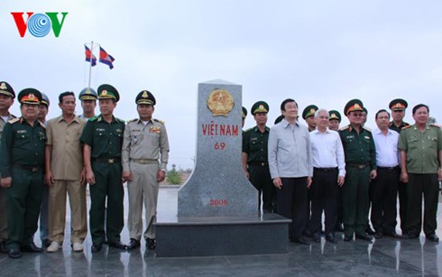 Staatspräsident Truong Tan Sang besucht Soldaten und Bewohner an der Grenze Loc Ninh - ảnh 1