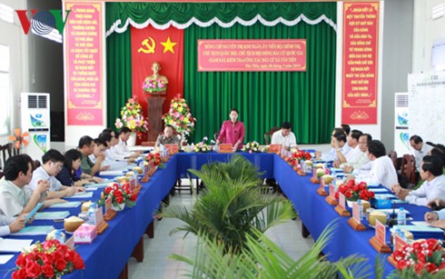 Parlamentspräsidentin Nguyen Thi Kim Ngan überprüft die Wahlvorbereitung in Hau Giang - ảnh 1
