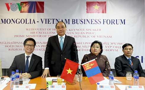Premierminister Nguyen Xuan Phuc nimmt am vietnamesisch-mongolischen Unternehmerforum teil - ảnh 1