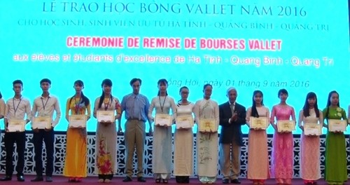 Stipendium Vallet an ausgezeichnete Schüler der drei zentralvietnamesischen Provinzen überreicht - ảnh 1