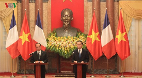 Staatspräsident Tran Dai Quang und Frankreichs Präsident Hollande geben eine Pressekonferenz - ảnh 1