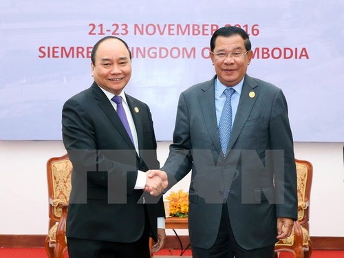 Premierminister Vietnams und Kambodschas führen ein Gespräch - ảnh 1
