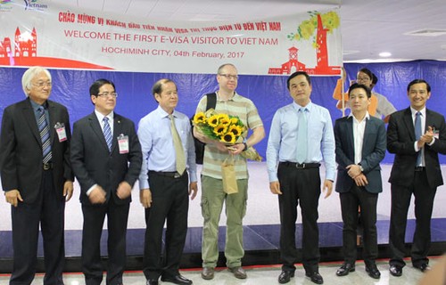 Vietnam empfängt den ersten Ausländer mit elektronischem Visum für Vietnam - ảnh 1