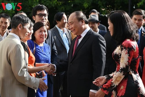 Premierminister Nguyen Xuan Phuc trifft vietnamesische Gemeinschaft in den Niederlanden - ảnh 1