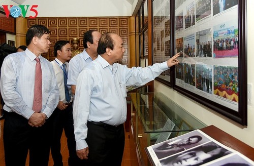 Premierminister zündet Räucherstäbchen in der Gedenkstätte für Regiment 52 in Son La an - ảnh 1