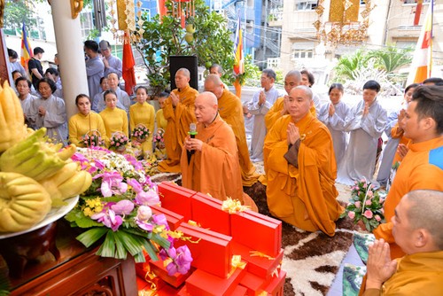 Zahlreiche Bewohner und Buddhisten beteiligen sich am Vu-Lan-Fest - ảnh 1