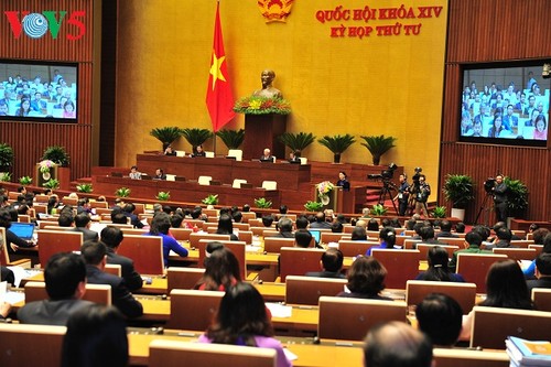 Finanzminister Dinh Tien Dung berichtet Parlament die Umsetzung des Staatsbudgets 2017  - ảnh 1
