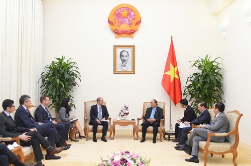Premierminister Nguyen Xuan Phuc empfängt Bangladeschs Botschafterin Naz und Direktor von AB InBev - ảnh 1