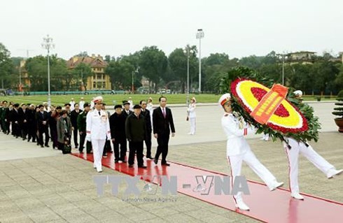 Spitzenpolitiker besuchen Ho Chi Minh-Mausoleum zum 88. Gründungstag der Partei - ảnh 1
