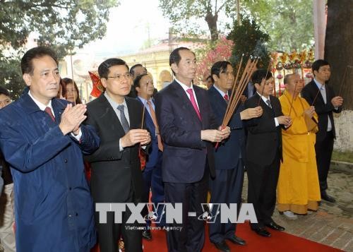 Staatspräsident Tran Dai Quang zündet Räucherstäbchen zum Beginn des Frühlingsfests 2018 an - ảnh 1
