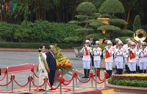 Staatsberaterin Myanmars schließt ihren Besuch in Vietnam ab - ảnh 1