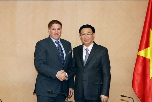 Vizepremierminister Vuong Dinh Hue empfängt Vorsitzenden der US-Handelskammer Michael Kelly - ảnh 1